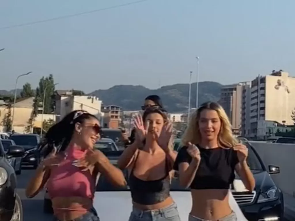 Gadis seksi joget di tengah jalan. (Tangkapan layar)