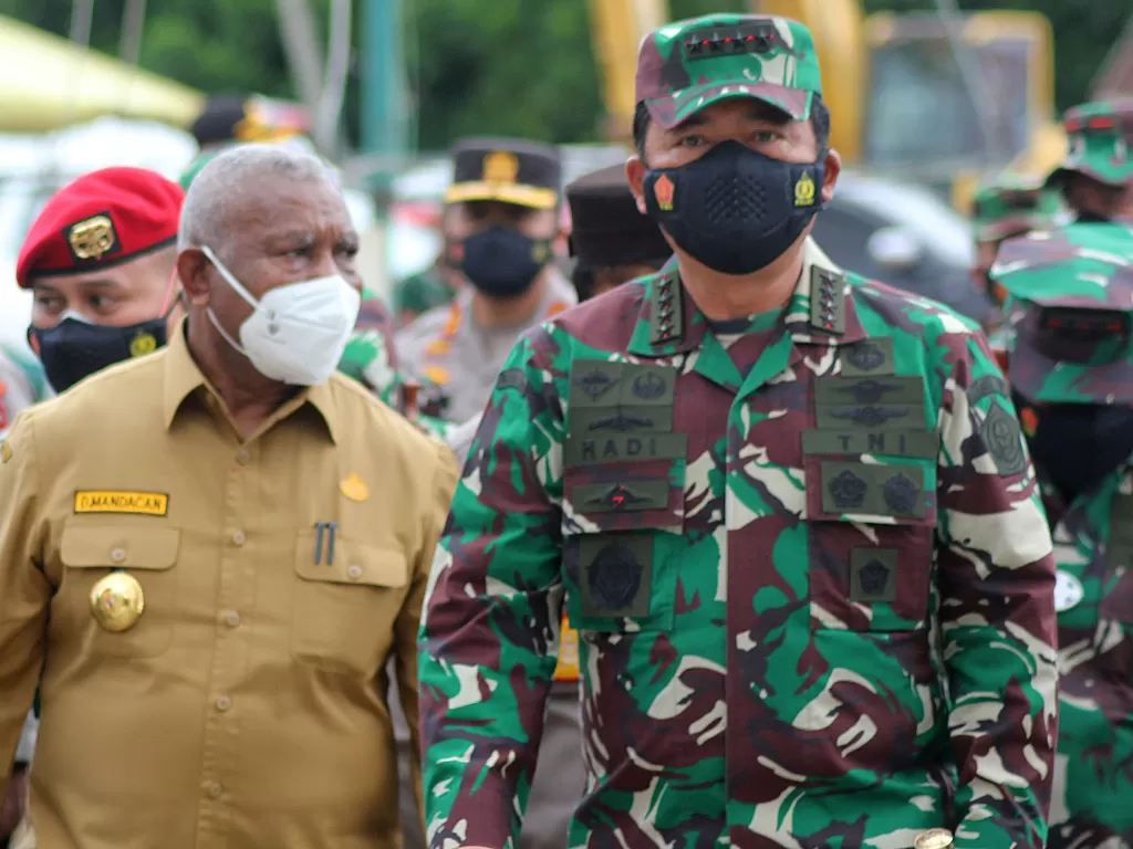 Panglima TNI Marsekal TNI Hadi Tjahjanto (kanan) bersama Gubernur Papua Barat Dominggus Mandacan (ANTARA FOTO/Olha Mulalinda/wsj.)