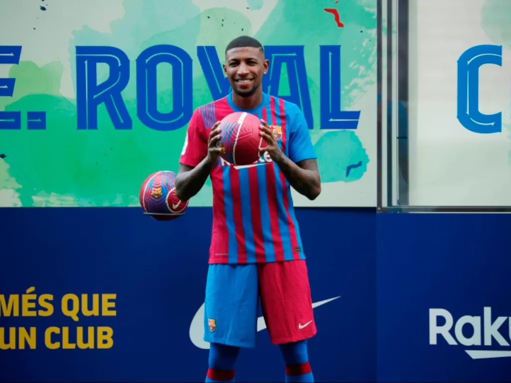 Emerson Royal saat diperkenalkan sebagai pemain Barcelona. (REUTERS/Albert Gea)