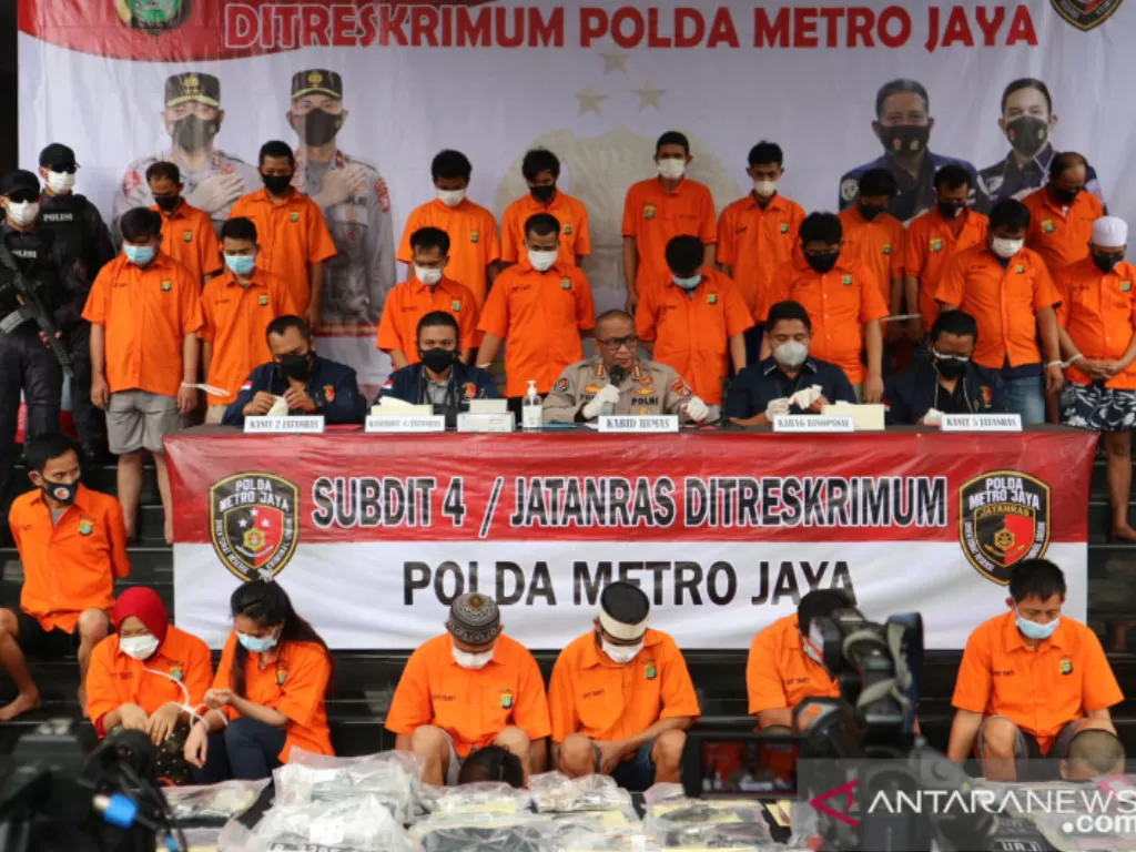 Kabid Humas Polda Metro Jaya Kombes Pol Yusri Yunus (tengah) berikan keterangan dalam penangakapan 36 pelaku pencurian sepeda motor dalam jumpa pers di Polda Metro Jaya, Selasa (31/8). (photo/ANTARA/Fianda Sjofjan Rassat)