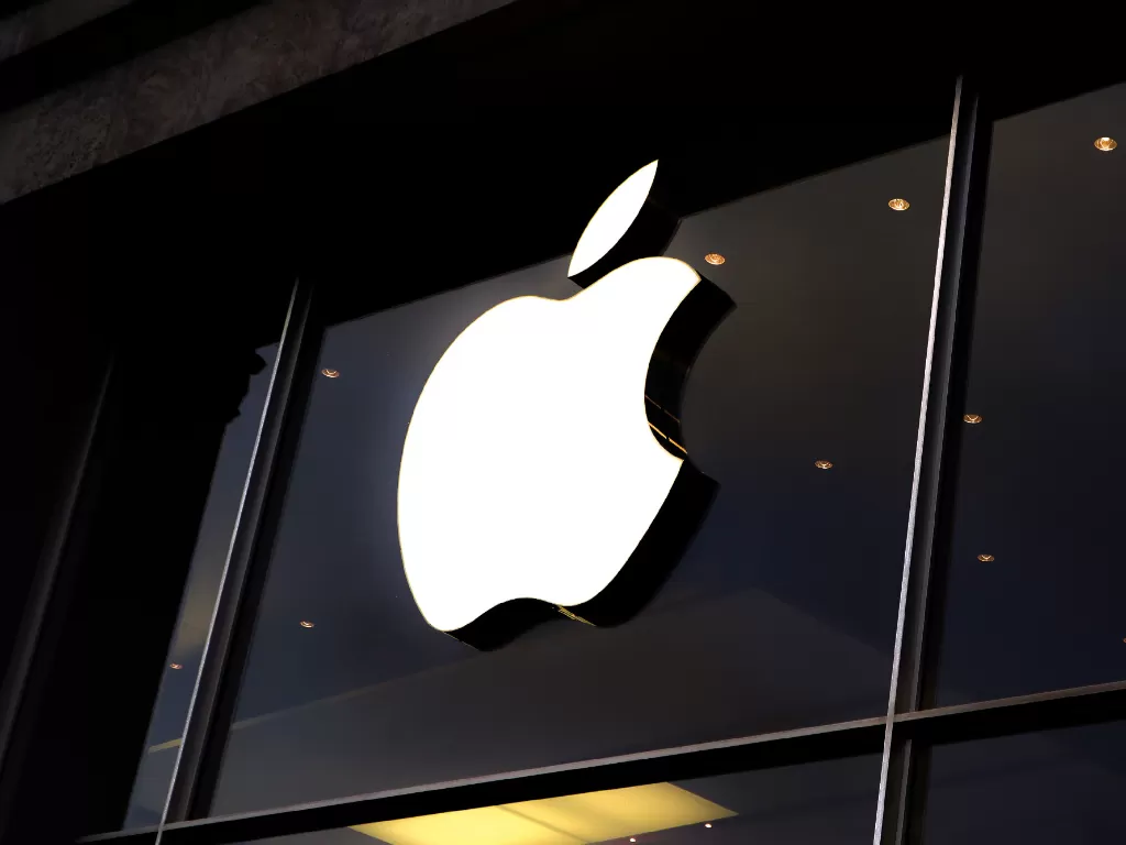 Tampilan logo perusahaan Apple di salah satu Apple Store (Ilustrasi/Unsplash/Laurenz Heymann)