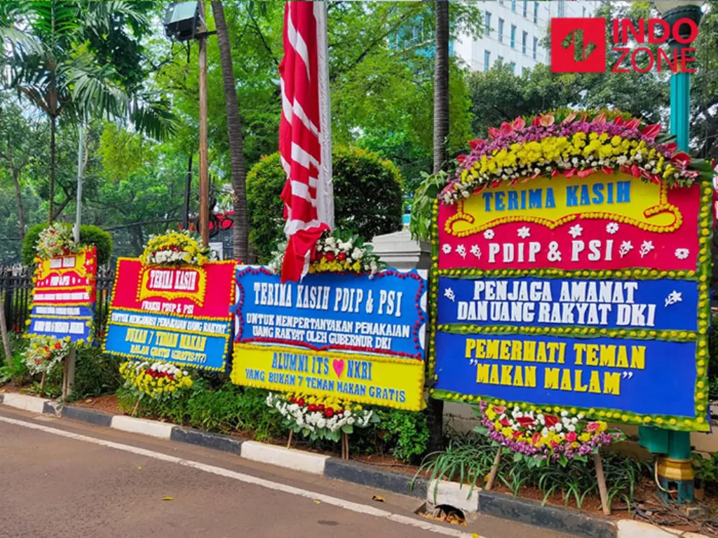 Karangan bunga dukung interpelasi Gubernur DKI Anies Baswedan di depan halaman Gedung DPRD DKI. (INDOZONE/Sarah Hutagaol).