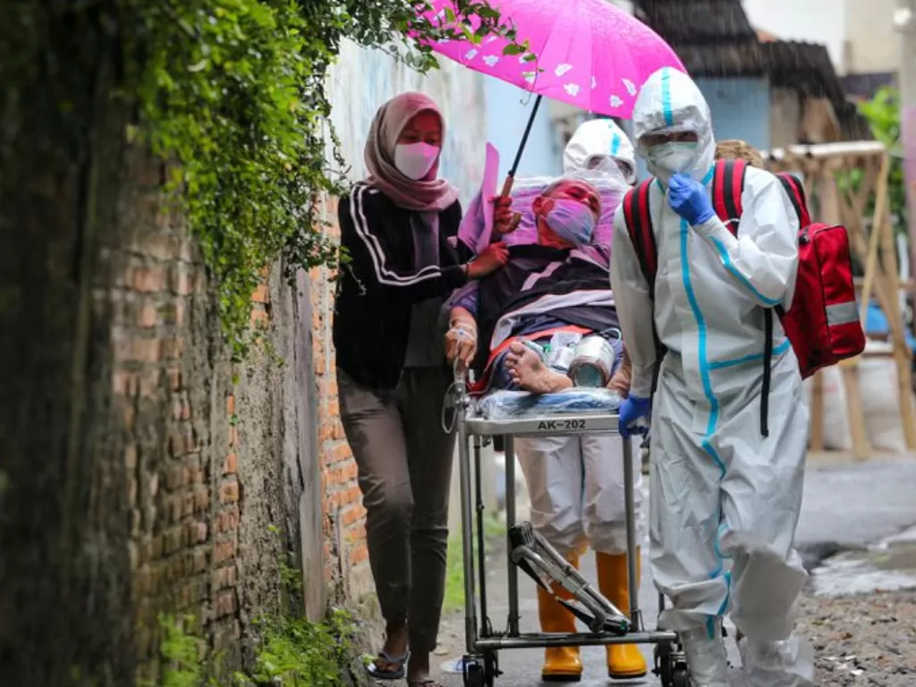 Petugas kesehatan membawa pasien Covid-19 di Jakarta, 13 Desember 2020. (ANTARA FOTO/Fauzan)