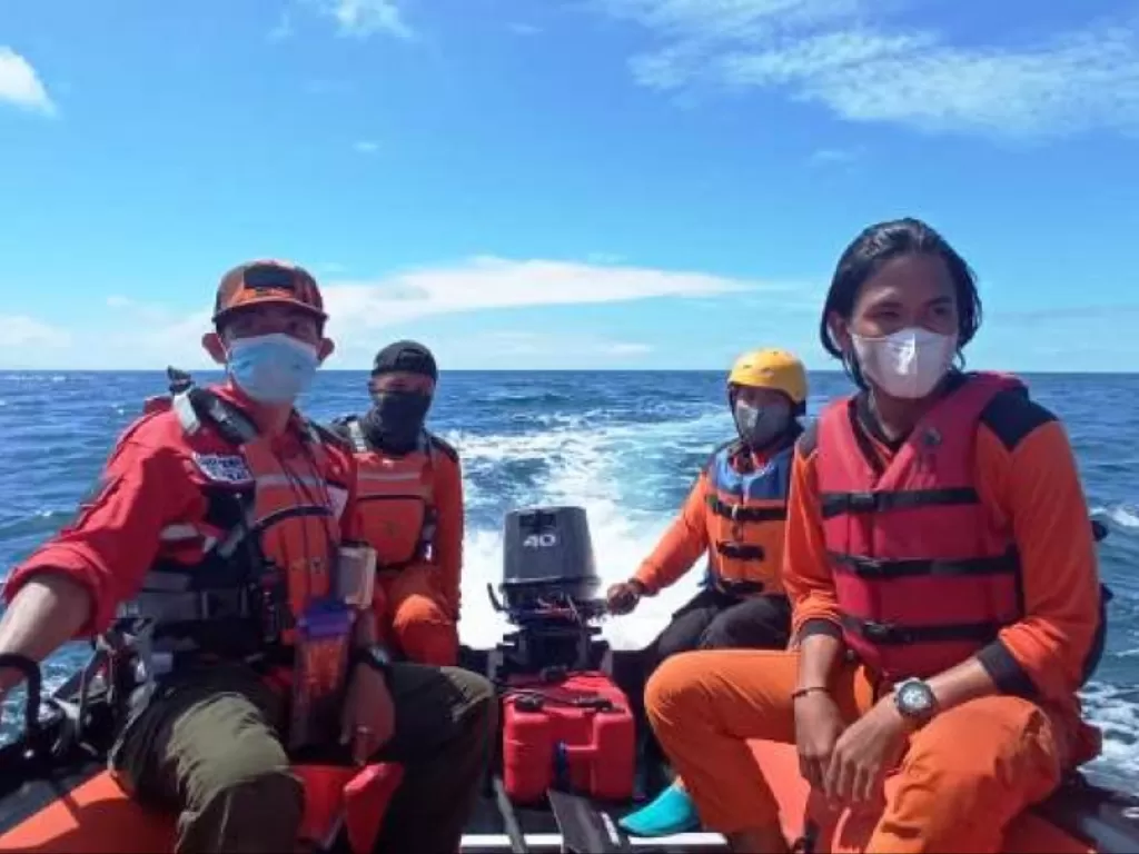 Tim SAR gabungan saat melakukan penyisiran di lokasi diduga hilangnya dua nelayan pencari cumi-cumi yang dinyatakan hilang selama lima hari hingga akhirnya ditemukan selamat. (ANTARA/HO/Kantor SAR Mamuju) 