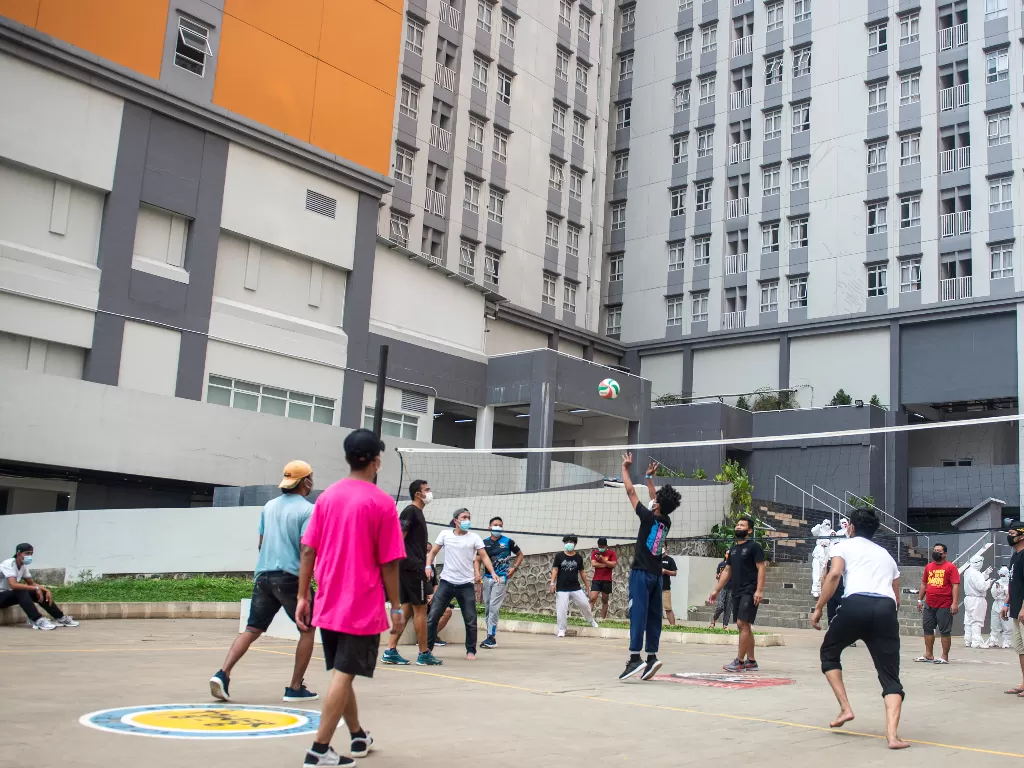 Sejumlah pasien yang terkonfirmasi positif COVID-19 bermain bola voli di Rumah Sakit Darurat COVID-19 (RSDC) Wisma Atlet, Kemayoran, Jakarta, Selasa (17/8/2021). (ANTARA FOTO/M Risyal Hidayat).