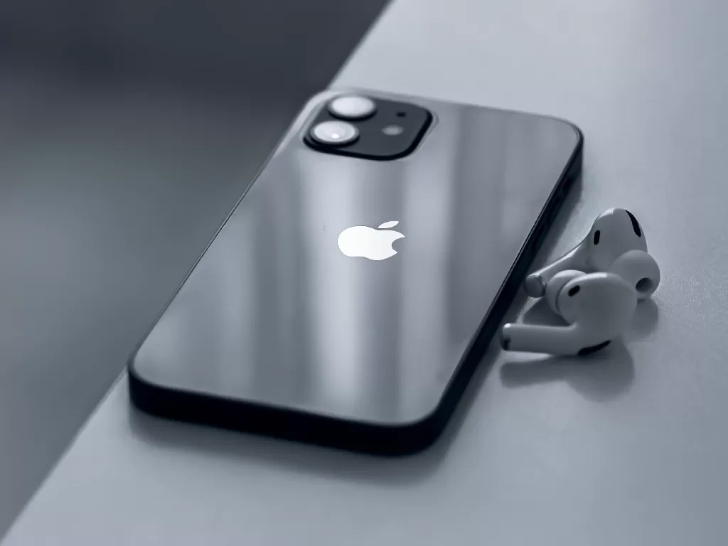 Tampilan belakang dari smartphone iPhone 12 terbaru (photo/Unsplash/Omid Armin)