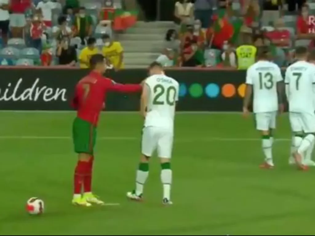 Ronaldo kesal karena pemain lawan mengganggunya saat bersiap mengeksekusi penalti (RTE2)