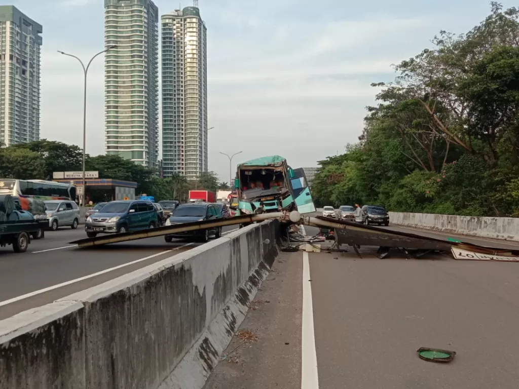 Kecelakaan bus di Jalan Tol. (Foto: Twitter/TMCPoldaMetro)
