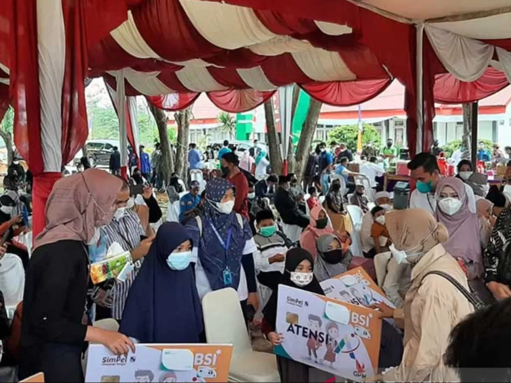 Menteri Sosial Tri Rismaharini menyerahkan bantuan simpanan pelajar kepada anak yatim di Aceh Besar, Kamis (2/9/2021). (ANTARA/M Haris SA)