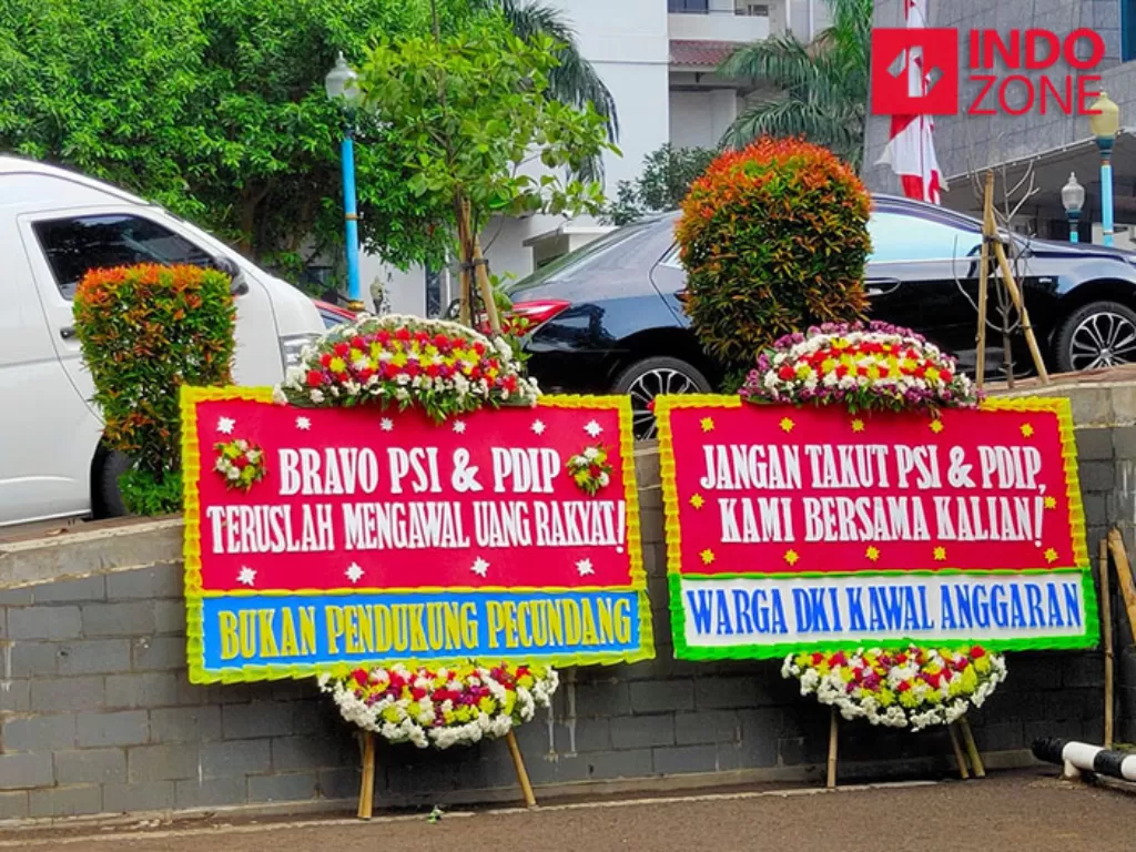 Karangan bunga dukung interpelasi Gubernur DKI Anies Baswedan di depan halaman Gedung DPRD DKI. (INDOZONE/Sarah Hutagaol)