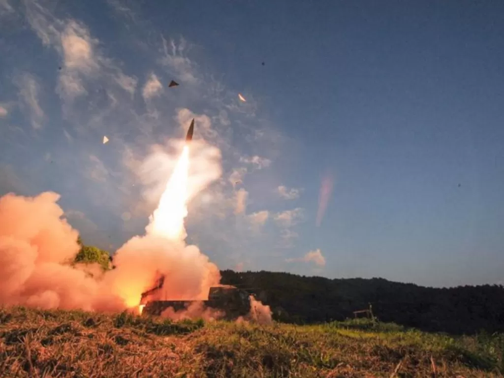 Militer Korsel menembakkan rudal Hyunmoo ke udara di perairan Laut Timur dalam latihan militer, September 2017. (ANTARA/Yonhap via Reuters)