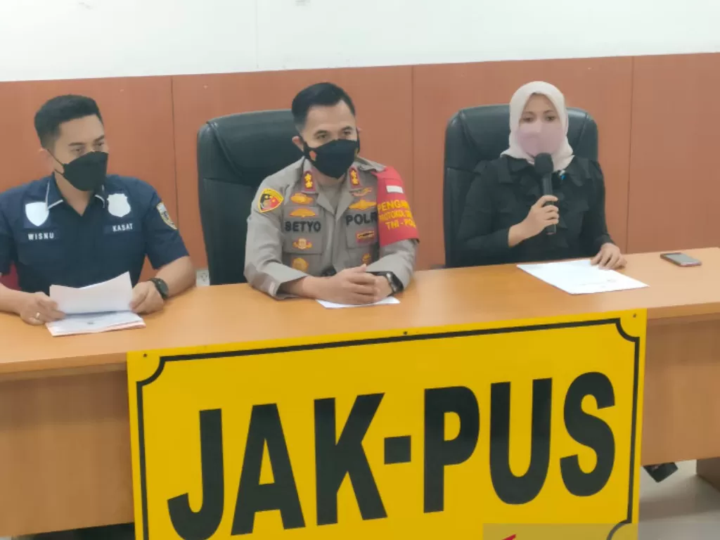 Komisioner KPI Nuning Rodiyah memberikan keterangan pers di Polres Metro Jakarta Pusat, Kamis malam (2/9/2021). (ANTARA/Mentari Dwi Gayati)