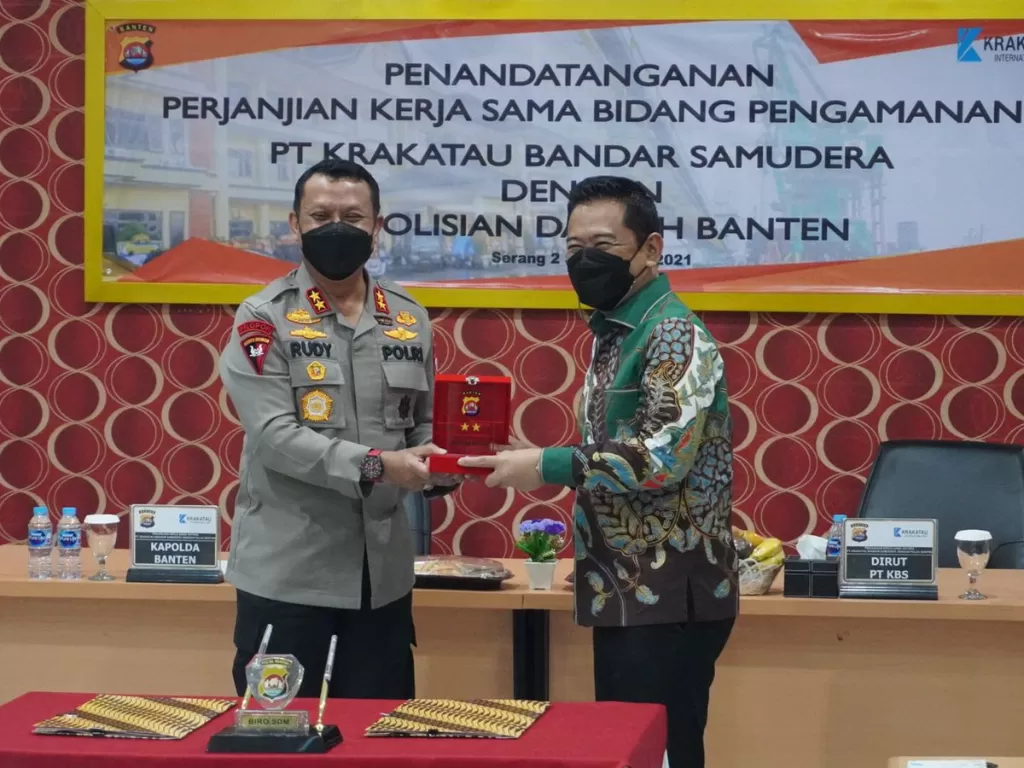 Kapolda Banten, Rudy Heriyanto Adi Nugroho saat tandatangani kerjasama pengamanan. (Istimewa)