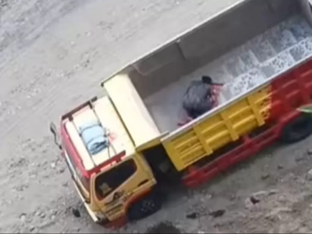 Pria salat di bak truk. (Tangkapan layar)