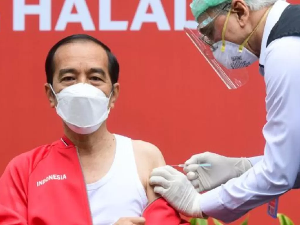 Presiden Jokowi saat melakukan vaksinasi. (Biro Setpres)