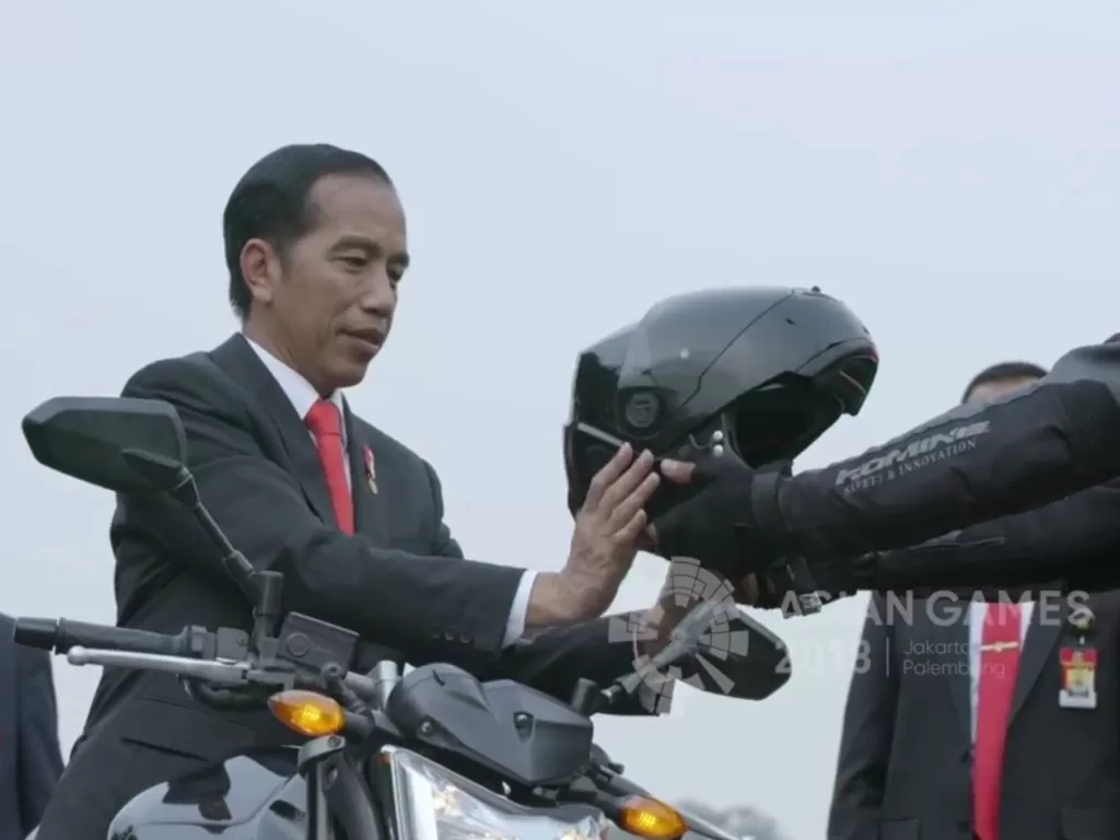 Presiden Jokowi naik motor gede saat Asian Games 2018 (YouTube/18th Asian Games 2018)