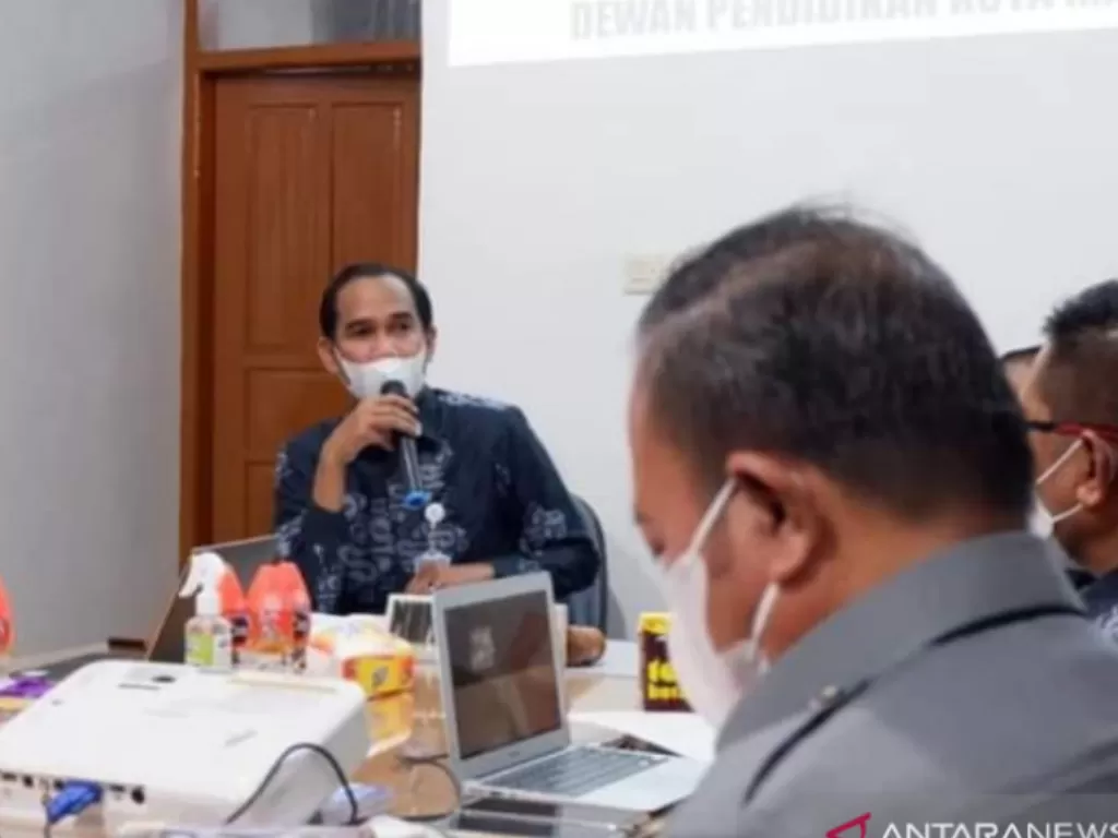 Ketua Dewan Pendidikan Kota Makassar saat menggelar diskusi membahas mengenai sistem pendidikan dan rencana pembelajaran tatap muka di Makassar, Jumat (3/9/2021). (ANTARA/HO-DPRD Makassar)