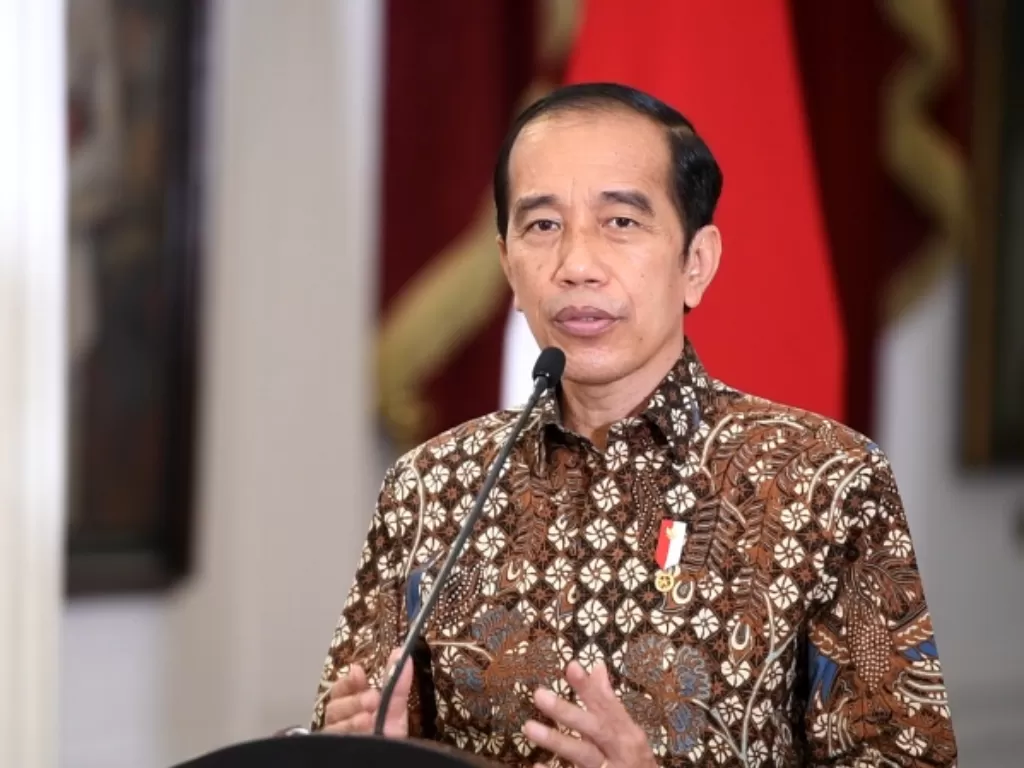 Presiden Joko Widodo memberikan pernyataan pers tentang perkembangan terkini pelaksanaan PPKM di Istana Merdeka. (ANTARA FOTO/Biro Pers)