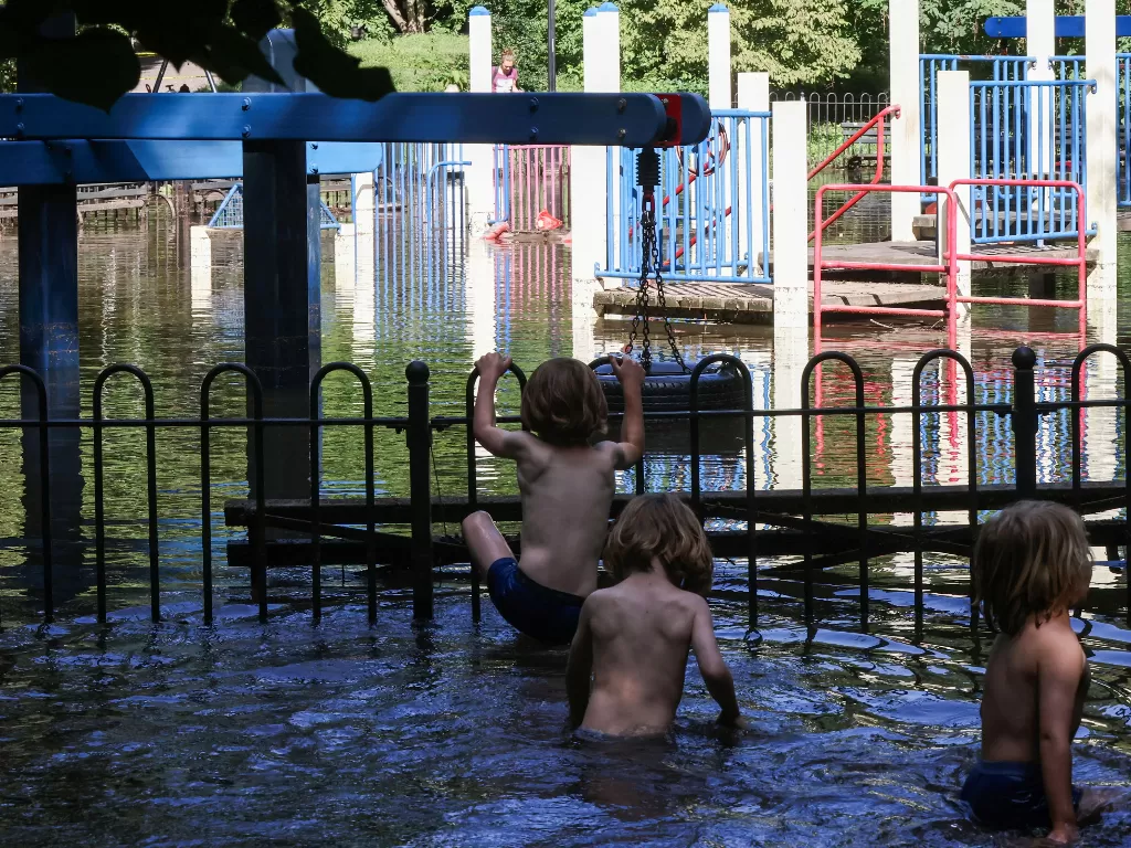 Anak-anak bermain di Brooklyn, New York bermain air usai badai Ida (REUTERS/Caitlin Ochs)