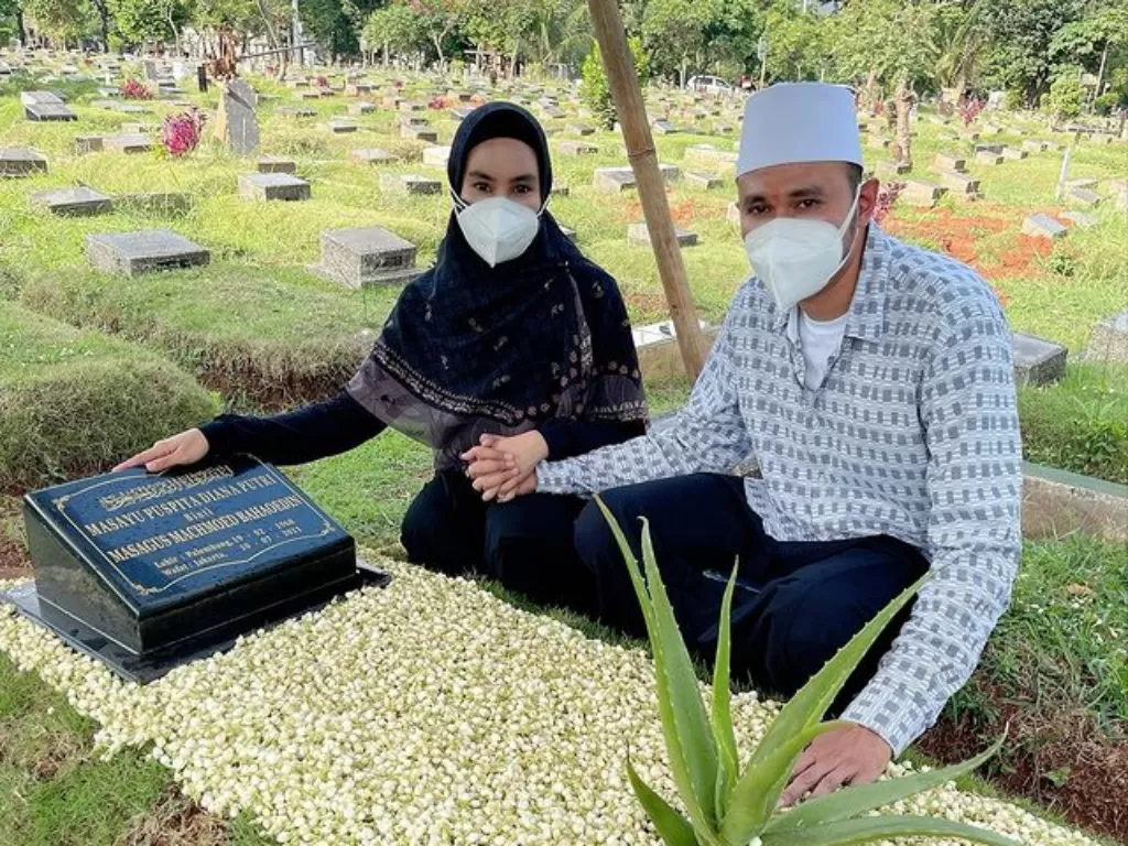 Kartika Putri saat ziarah ke makam sang mama. (Instagram/@kartikaputriworld)