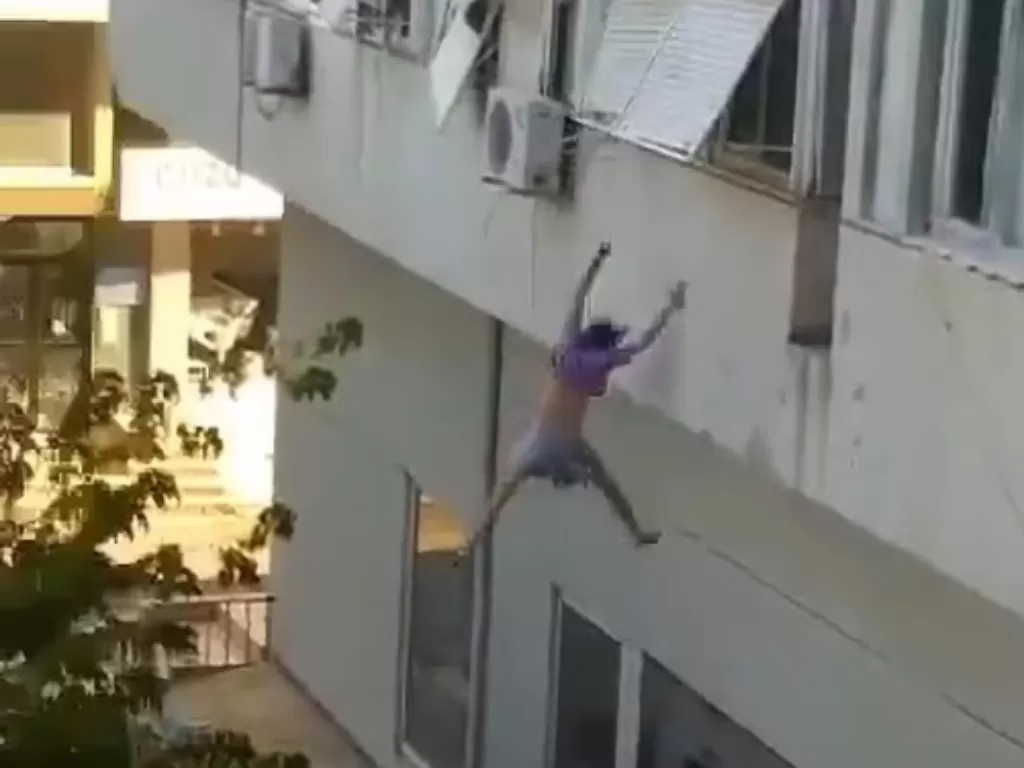 Gadis 19 tahun melompat dari gedung setinggi 9 meter. (Newsflash)