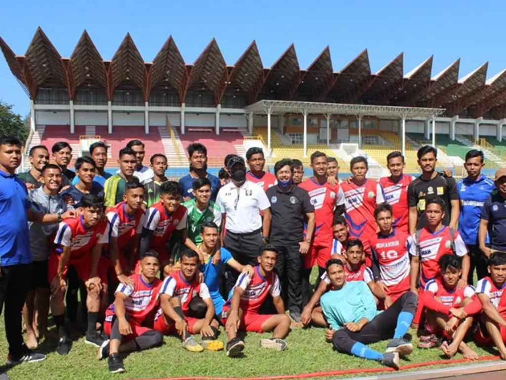 Dokumentasi - Mantan pelatih timnas Fakhri Husaini (baju putih) didampingi Ketua PSSI Aceh Nazir Adam bersama pemain pelatda sepak bola PON Aceh di Stadion Harapan Bangsa, Banda Aceh. (ANTARA/M Haris SA)