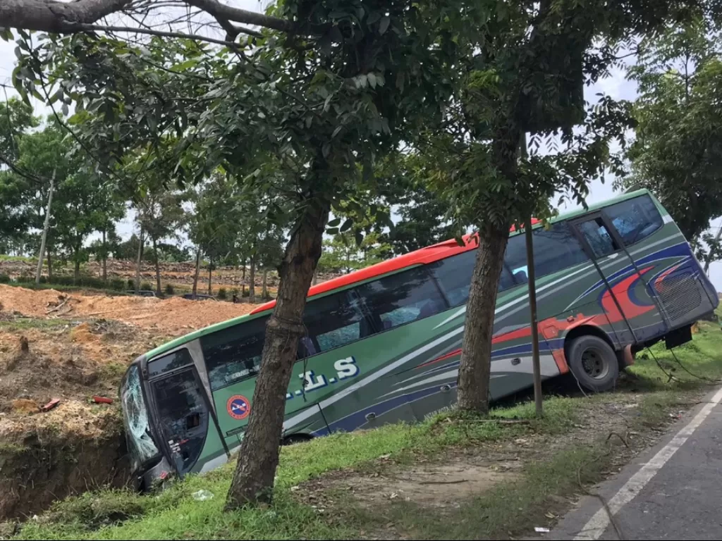 Bus ALS terjun bebas ke selokan di Kota Pinang.(Istimewa)
