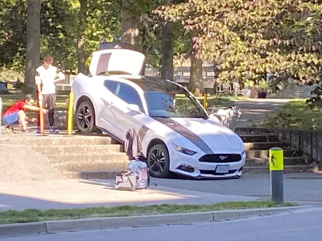 Mobil Ford Mustang yang terjebak di turunan anak tangga di Kanada (photo/Twitter/@toddhauptman)