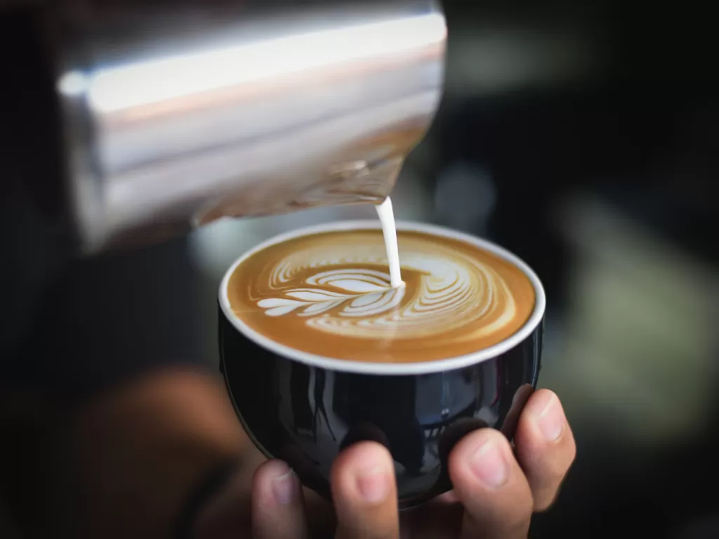 Ilustrasi kopi yang dicampu susu. (Pixabay)