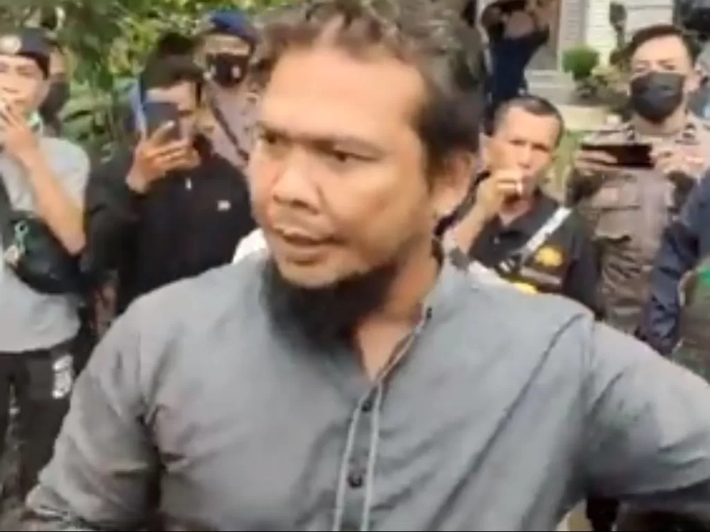 Pria berjanggut membentak polisi di Sintang, Kalimantan Barat. (ist)