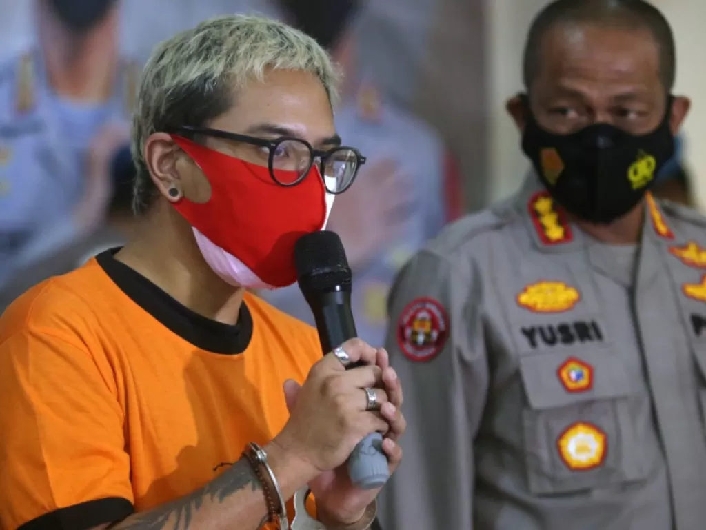 Komika Reza Pardede alias Coki Pardede mengucapkan permintaan maaf saat pers rilis di Mapolres Metro Tangerang Kota. (ANTARA FOTO/Muhammad Iqbal)