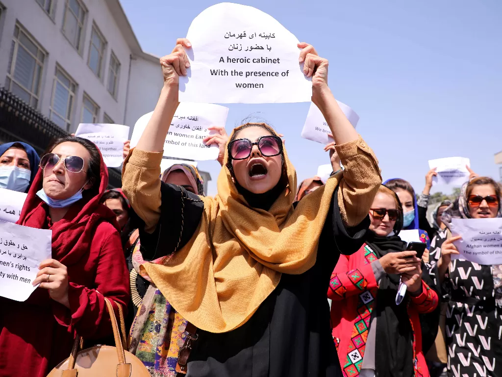 Wanita yang demo di Kabul untuk menuntut hak perempuan. (REUTERS/Stringer )