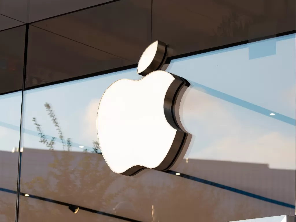 Tampilan logo Apple di salah satu Apple Store miliknya (photo/Unsplash/Trac Vu)