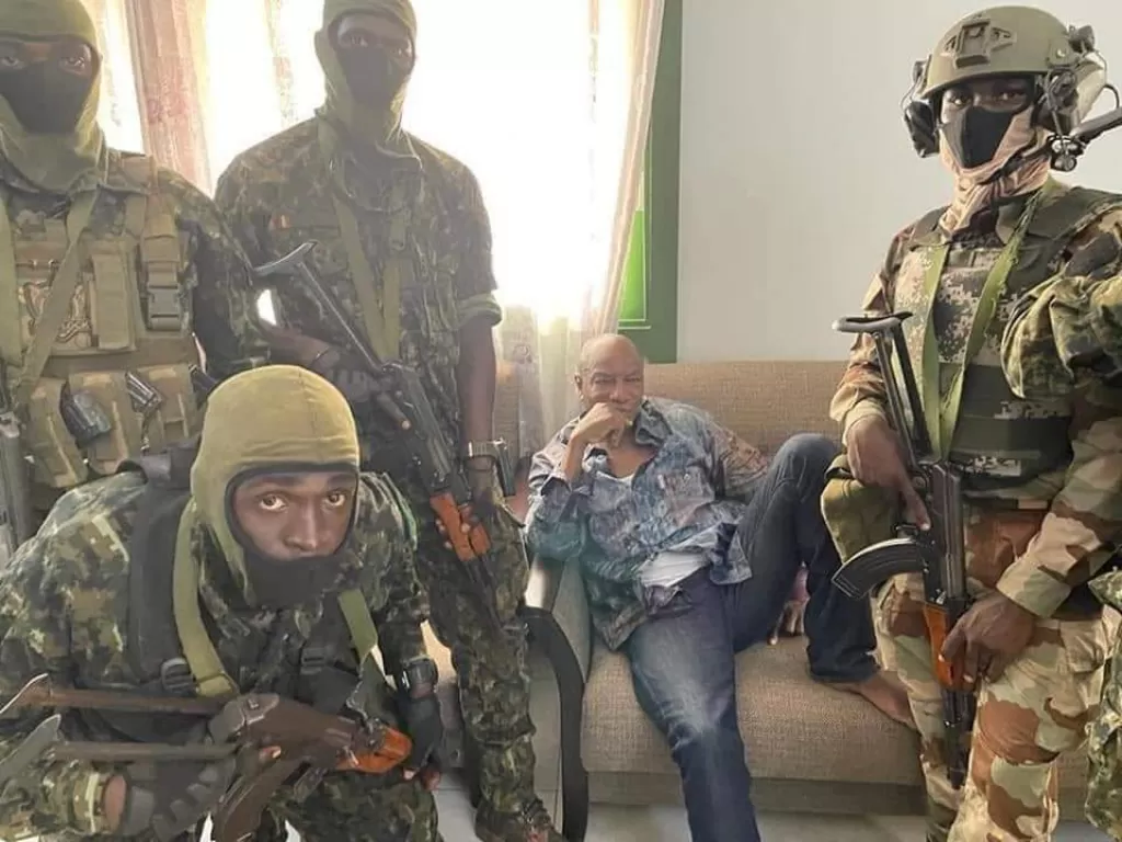 Militer melakukan kudeta dan menangkap Presiden Guinea, Alpha Conde (Twitter/@realFFK)