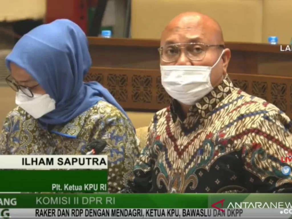 Tangkapan layar Ketua KPU RI Ilham Saputra dalam rapat dengar pendapat (RDP) bersama Komisi II DPR, Bawaslu dan DKPP di Gedung Senayan, Jakarta, Senin (6/9/2021) (ANTARA/Fauzi Lamboka)