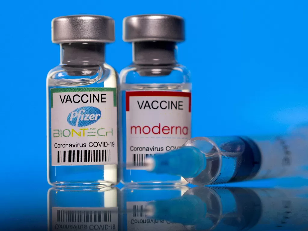Vaksin Pfizer dan Moderna. (REUTERS/Dado Ruvic)