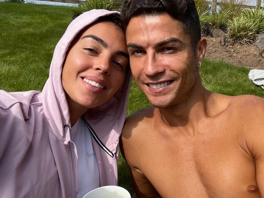 Cristiano Ronaldo dan Georgina Rodriguez menikmati waktu istirarahat di rumah baru mereka di Manchester (Instagram @cristiano)