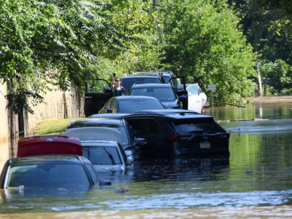 Mobil=mobil terparkir kerendam banjir bandang akibat Badai Ida yang terjadi New York, AS. (REUTERS/Bastiaan Slabbers).
