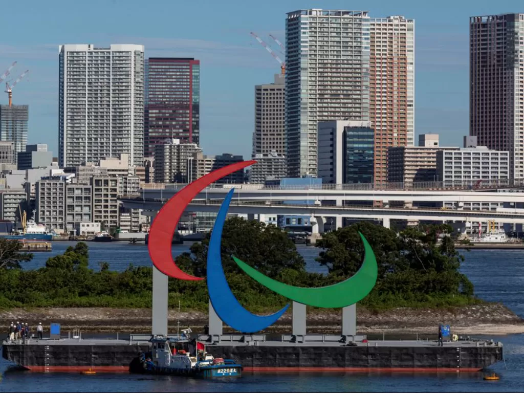 Kapal tunda memindahkan simbol Paralimpiade yang dipasang untuk Paralimpiade Tokyo 2020 di Taman Laut Odaiba di Tokyo, Jepang 20 Agustus 2021.  (photo/Yuichi Yamazaki/Pool via REUTERS)