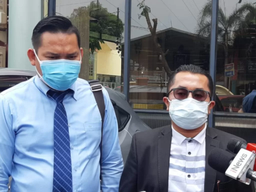 uasa hukum MS, Rony E. Hutahaean (kanan) usai mendampingi MS menjalani pemeriksaan psikis di RS Polri Kramat Jati, Jakarta Timur, Senin (6/9/2021) (ANTARA/Mentari Dwi Gayati)