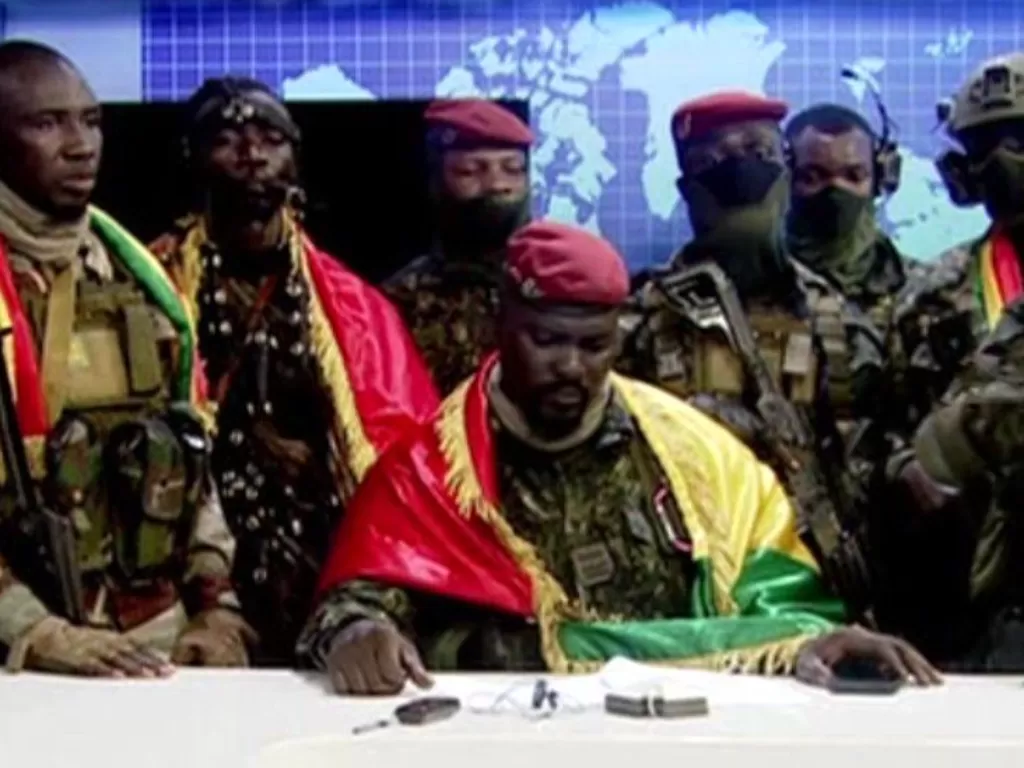 Tentara Guinea tampil di TV nasional. (BBC)
