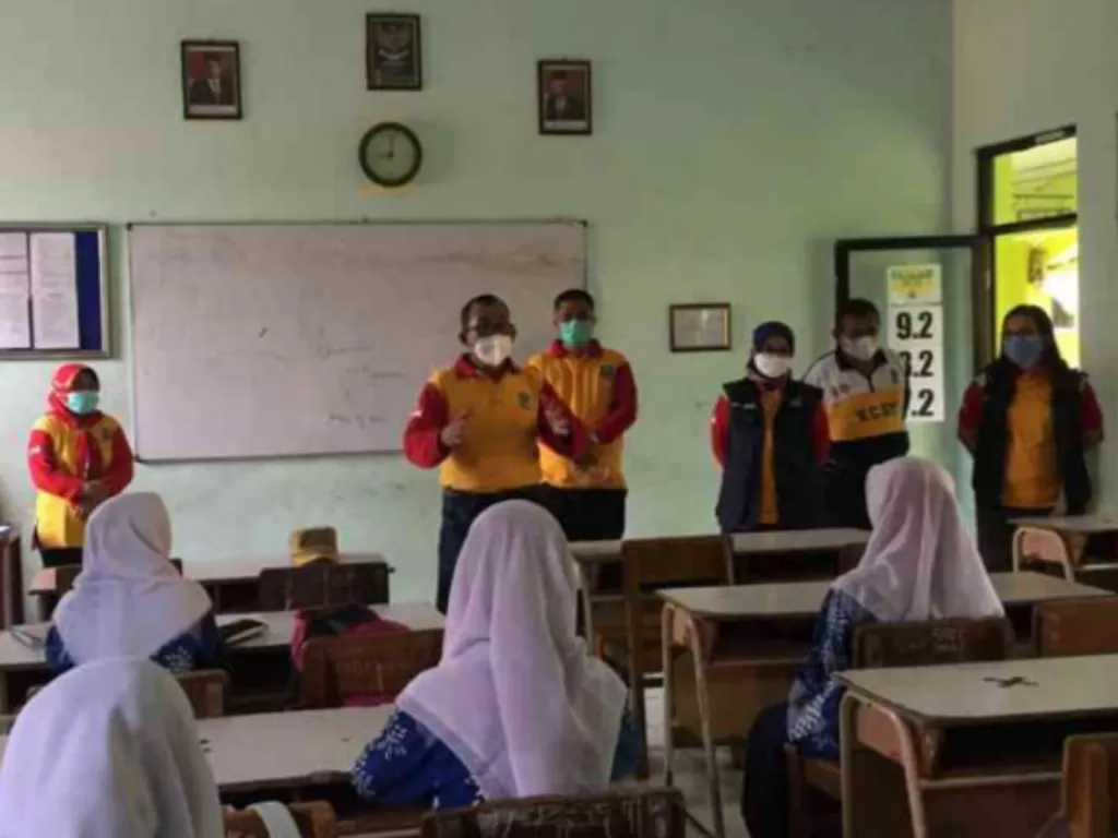  Dinas Pendidikan Kota Bekasi, Jawa Barat memberikan edukasi dan imbauan kepada siswa yang sedang melakukan pembelajaran tatap muka di daerah itu. (ANTARA/Pradita Kurniawan Syah)