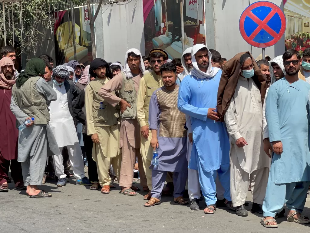 Masyarakat Afghanistan saat mengantre untuk mengambil uang di bank. (REUTERS/Stringer)
