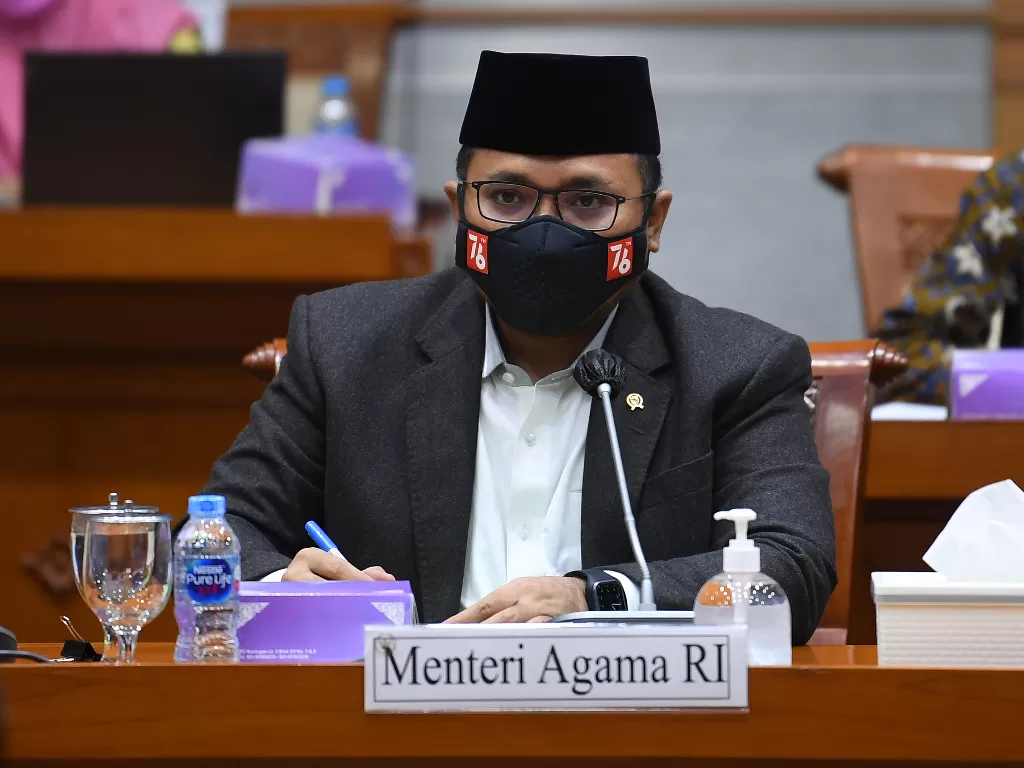 Menteri Agama Yaqut Cholil Qoumas mengikuti rapat kerja dengan Komisi VIII DPR di kompleks Parlemen, Senayan, Jakarta, Kamis (2/9) (ANTARA FOTO/Sigid Kurniawan)