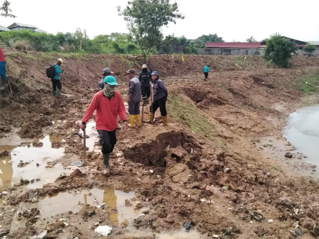 Sinar Mas Land melalui proyek Karawang International Industry City (KIIC) melakukan normalisasi tanggul Sungai Kalikalapa. (photo/Sinar Mas Land).