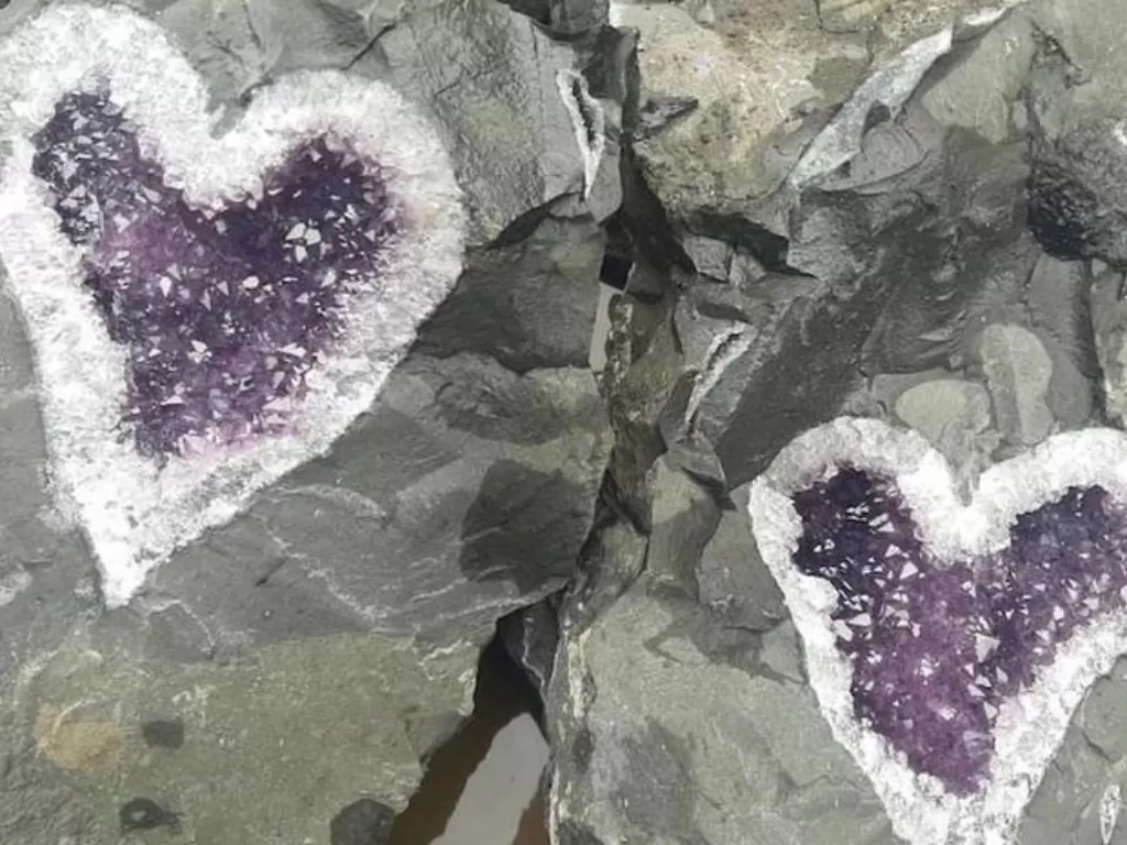 Batu kecubung ungu berbentuk hati. (photo/Dok. Uruguay Minerals)