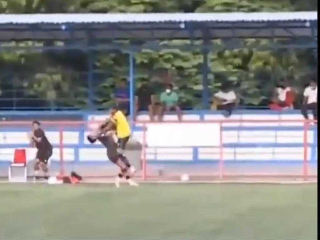 Pemain AHHA PS Pati FC, Syaiful Indra Cahya, menendang pemain Persiraja Banda Aceh, M. Nadhif (Twitter)