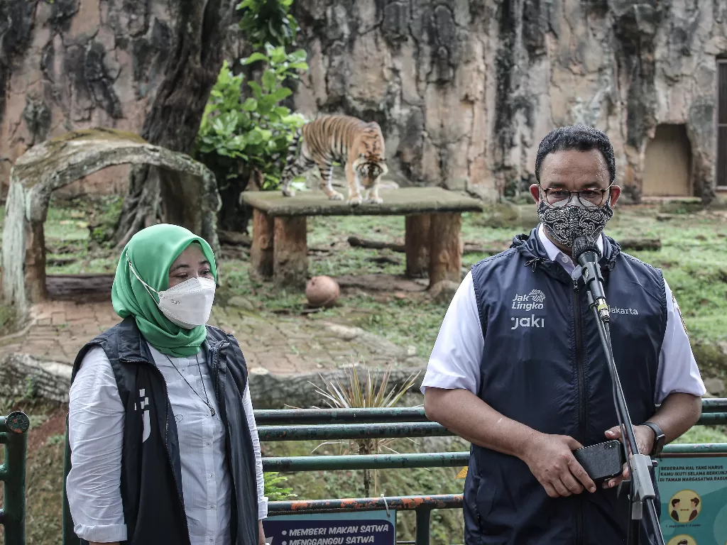 Gubernur DKI Jakarta Anies Baswedan (kanan) dan Kepala Unit Pengelola Taman Margasatwa Ragunan (TMR) Endah Rumiyati (kiri) (ANTARA FOTO/Dhemas Reviyanto/aww.)