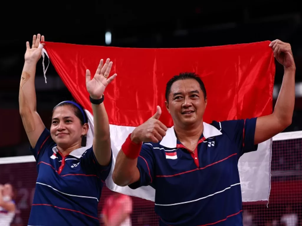 Atlet para-badminton Hary Susanto bersama Leani Ratri Oktila merayakan kemenangan di Paralimpiade Tokyo. (REUTERS/Athit Perawongmetha)