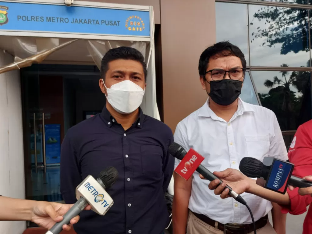 Kuasa hukum terlapor RT dan EO, Tegar Putuhena, (kiri) saat ditemui di Polres Metro Jakarta Pusat, Senin (6/9/2021). (ANTARA/Mentari Dwi Gayati)
